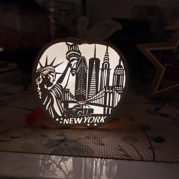 NEW YORK BIG APPLE LED ORNAMENT PRETTY FESTIVE ORNAMENT - Picture 8 of 8